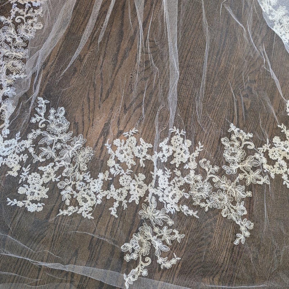 Vera Wang Wedding Dress - Picture 5 of 9